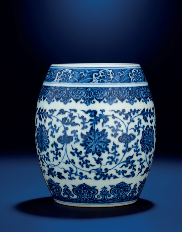 2012_HGK_02913_3998_000(a_fine_and_rare_blue_and_white_barrel-form_jar_qianlong_six-character)