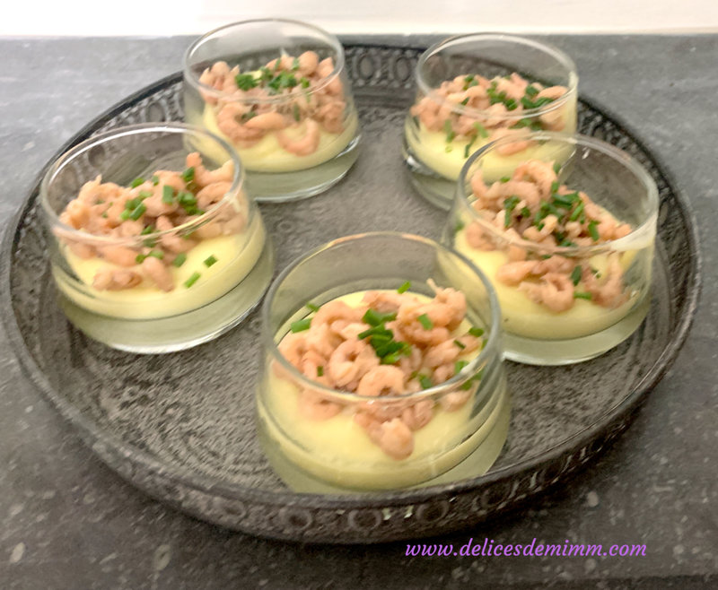 Verrines de mousseline de pommes de terre aux crevettes grises