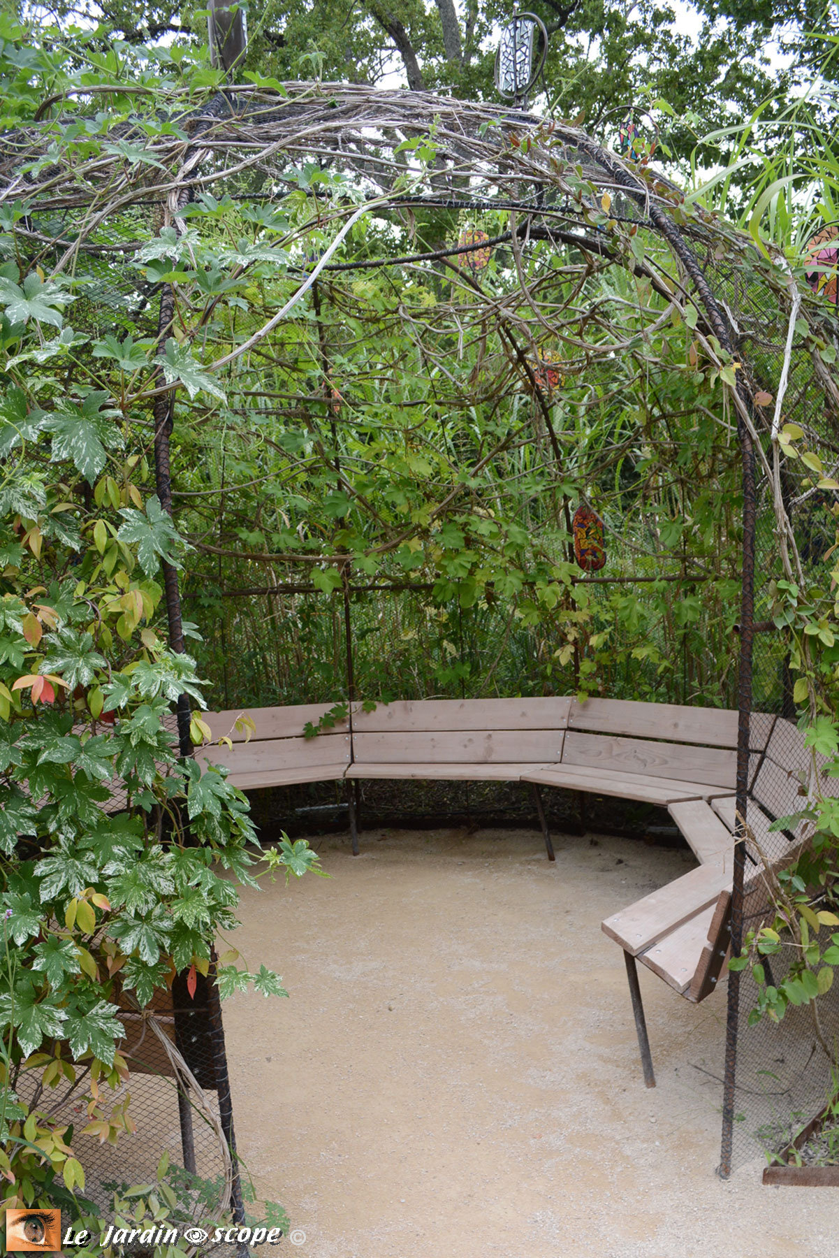 Banc circulaire sous tonnelle - Chaumont sur Loire