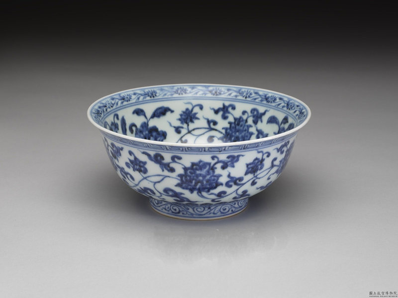Bowl with floral scrolls decoration in underglaze blue, Ming dynasty, Xuande reign (1426-1436)