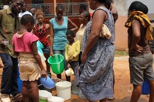 Yaoundé Habitants se ruant sur une canalisation brisée 3