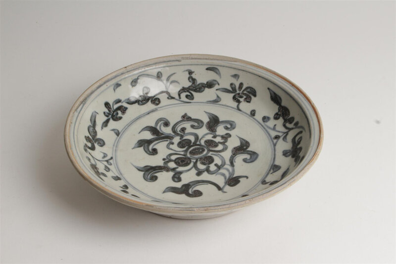 Plat rond en porcelaine à décor en bleu sous couverte de branches fleuries et feuillagées, Vietnam, 17e siècle