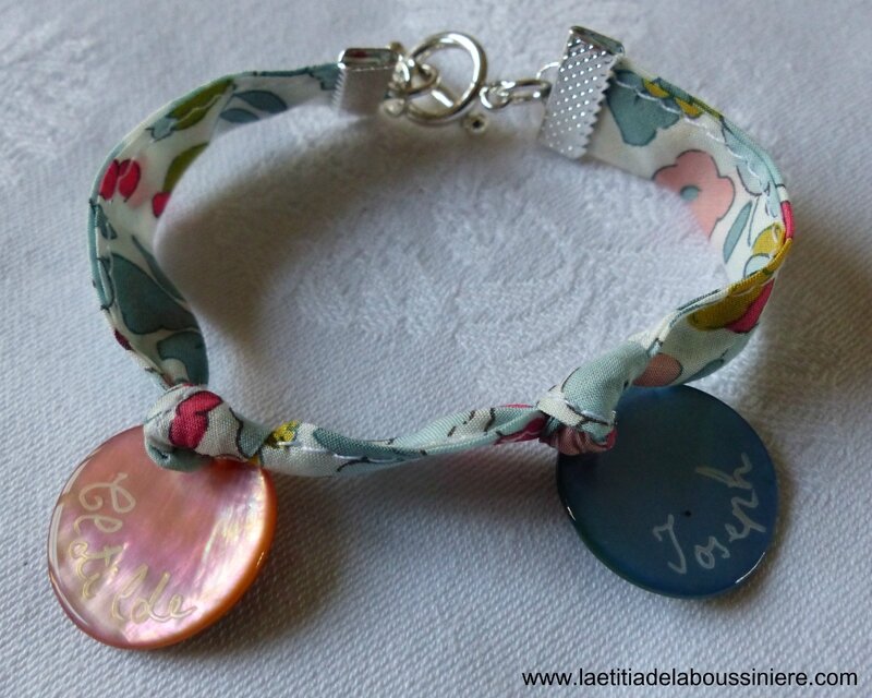 Bracelet sur ruban Betsy porcelaine, médailles en nacre gravées et mini médaille miraculeuse