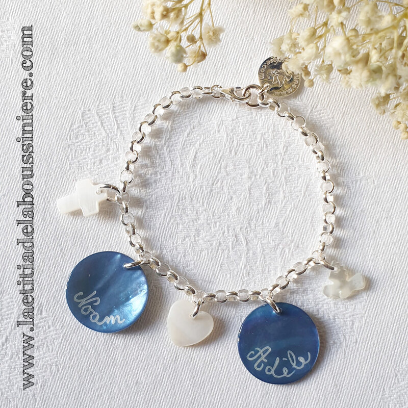 Bracelet personnalisé sur chaîne argent massif avec 2 médailles en nacre gravées et 3 mini pendentifs en nacre