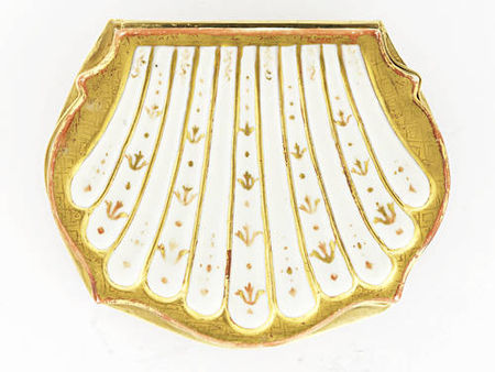 A_very_rare_gold_mounted_shell_shaped_snuff_box__probably_Vezzi__circa_17253