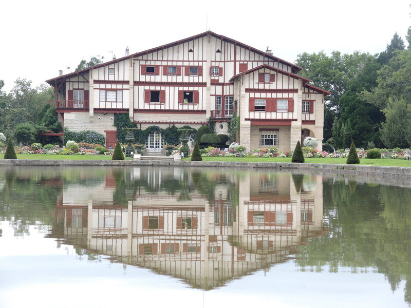 Cambo-les-Bains, villa Arnaga, villa et grand bassin (64)