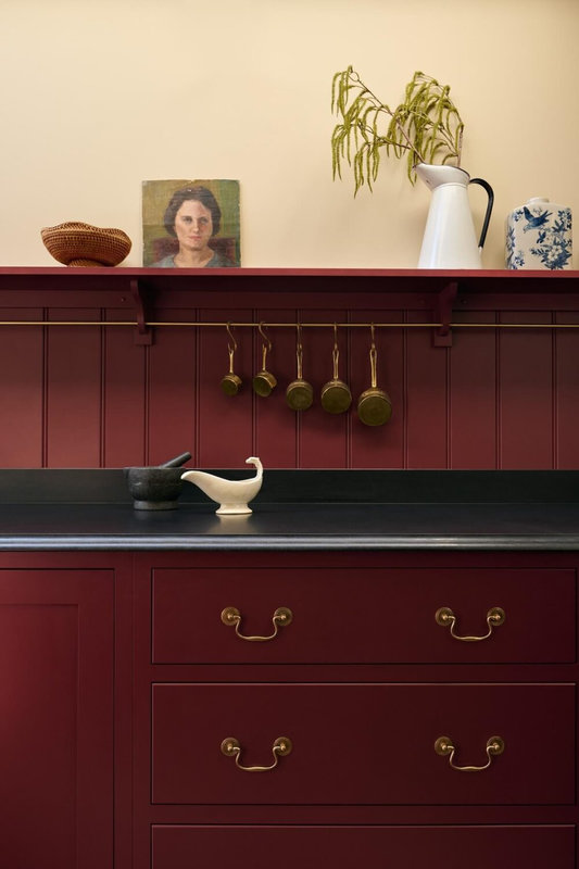 granite-worktop-deep-red-shaker-cabinets-tongue-and-groove-backsplash-shelf-with-hanging-rack-nordroom-1000x1500