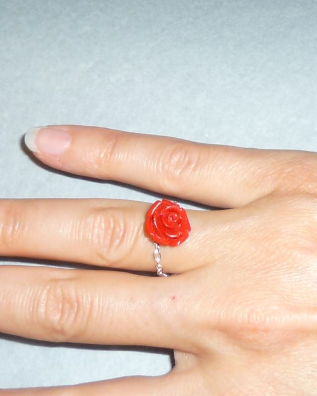 rose cam lia en corail rouge Photo de a Pierre fine Bague