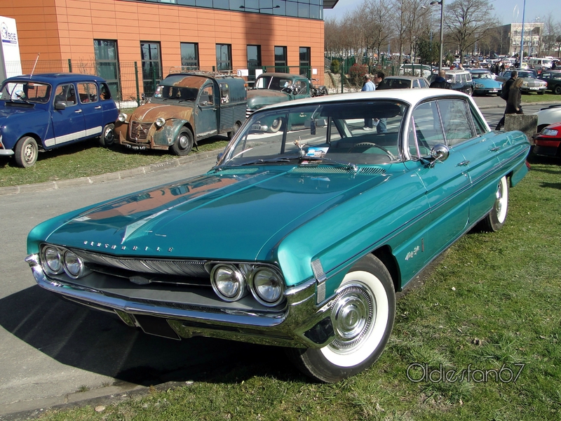 oldsmobile-98-holiday-sedan-1961-a