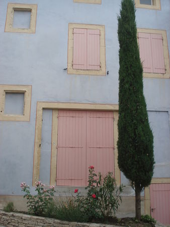 Maison volets roses