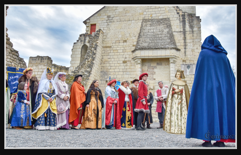 A Chinon en 1428, Robert Le Maçon négocie avec le Dauphin Charles le départ de Marguerite de Bourgogne qui rejoint son mari Arthur de Richemont à Parthenay