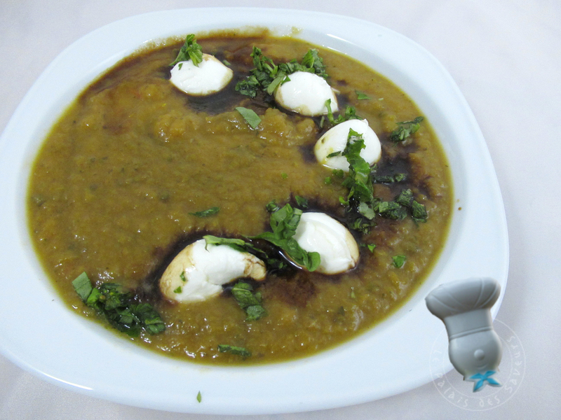 Soupe froide aubergine, poivrons, tomates et mozzarella