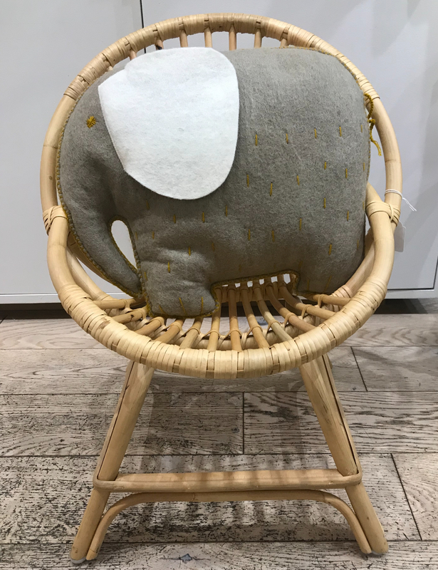 Coussin éléphant en feutre 45 euros
