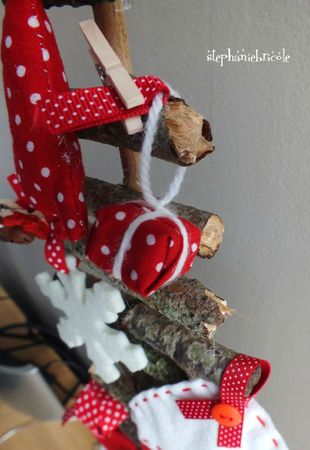 tuto cadeau en tissu, décorer le sapin avec des cadeaux, comment faire des cadeaux en tissu