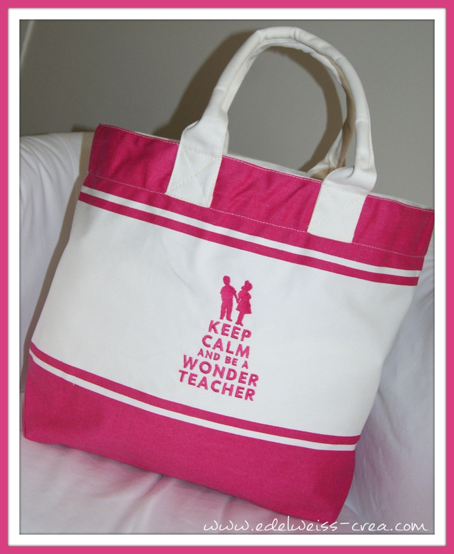 Sac de plage fushia brodé Keep Calm and be a wonder teacher - Silhouettes d'enfants