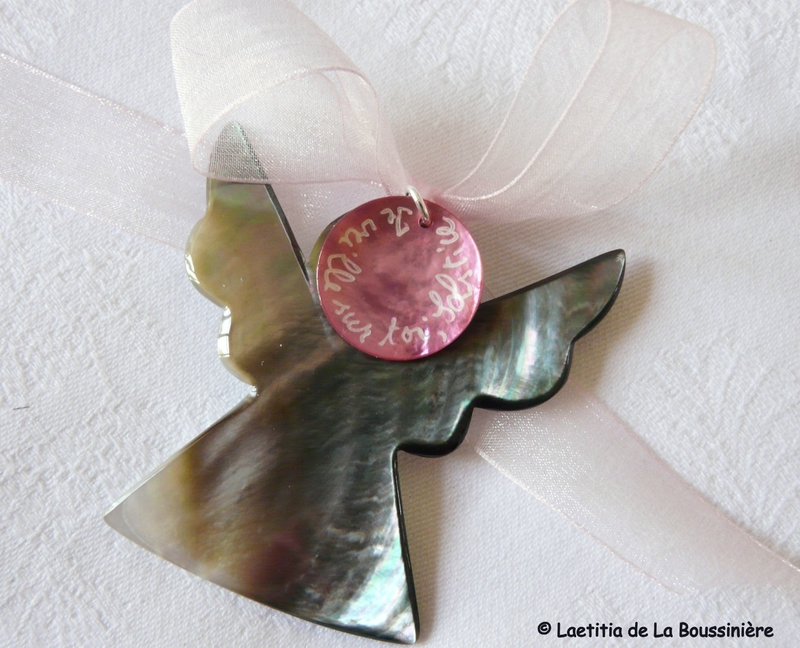 Ange en nacre personnalisé monté sur ruban organza rose