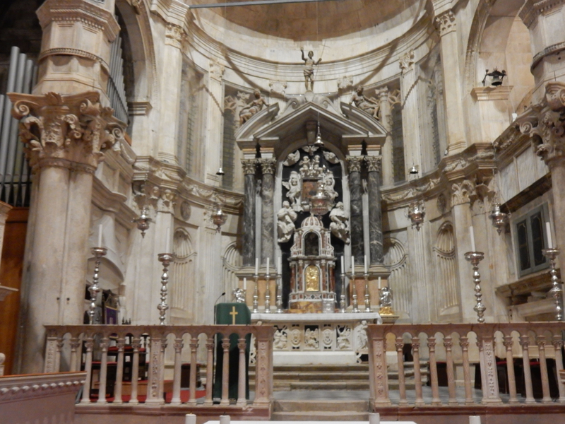 Sibenik, cathédrale Saint-Jacques, l'autel, dimanche 25 octobre 2020