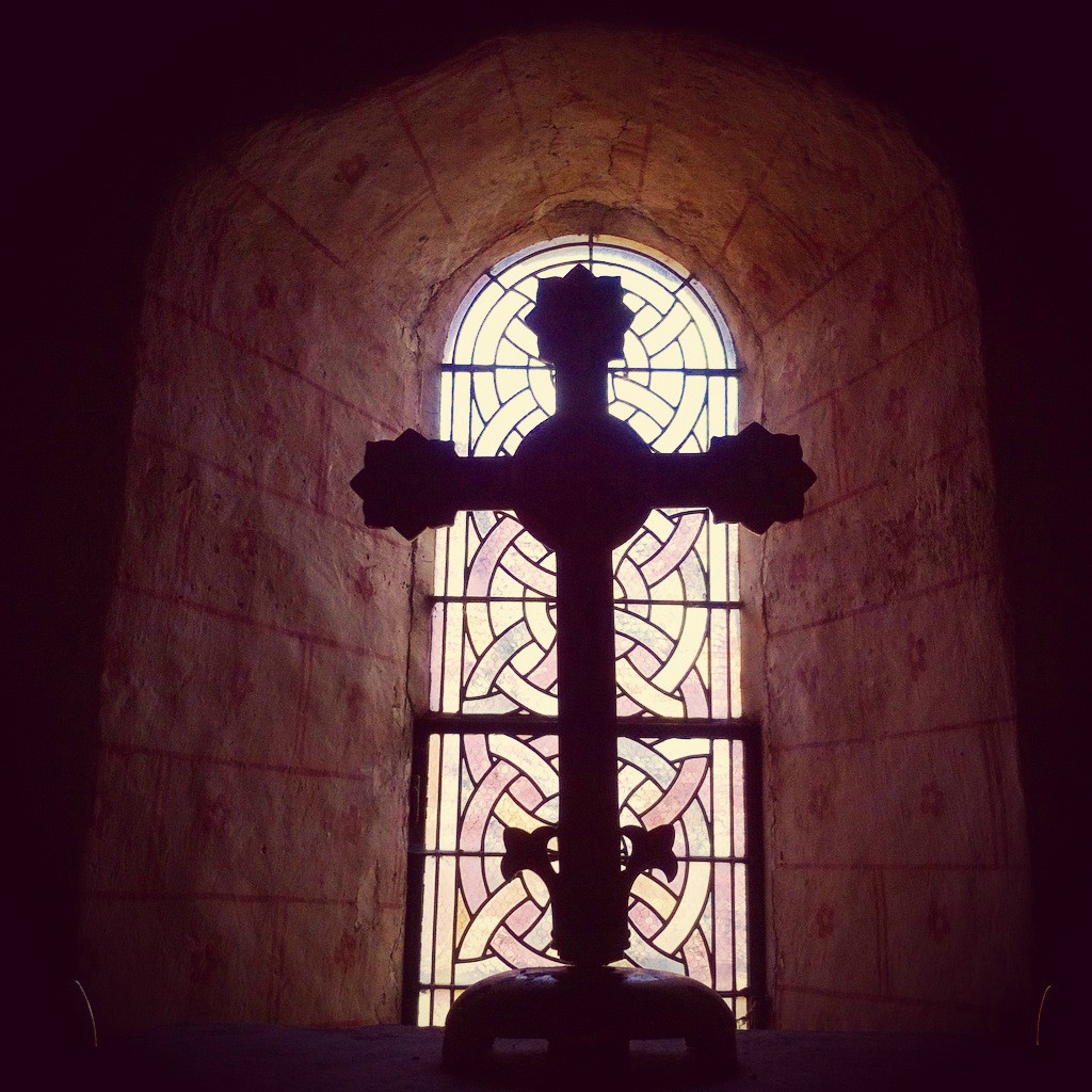 Vic, église Saint-Martin, croix (36)
