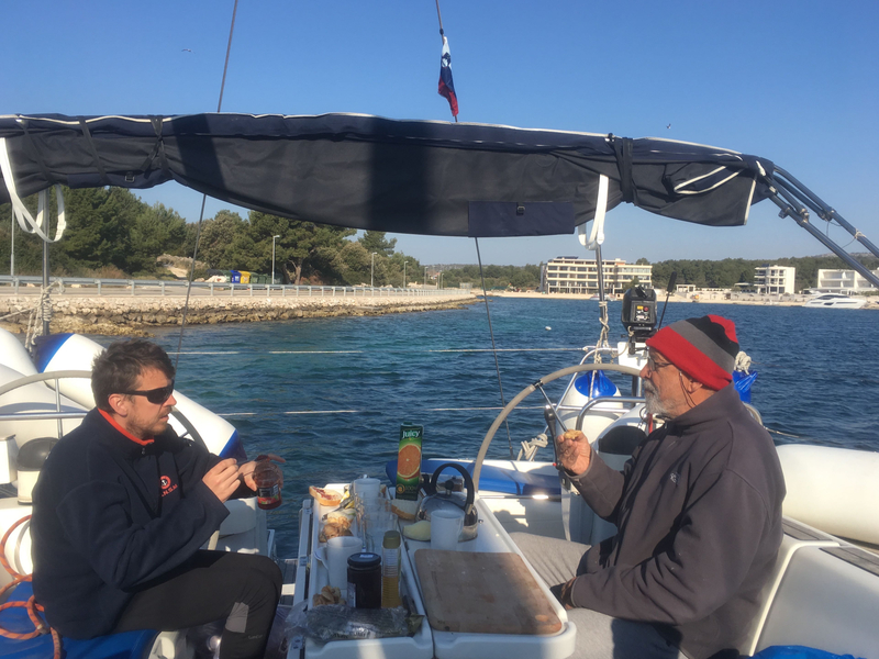 Petit déjeuner au mouillage dans la baie est de Rogoznica, jeudi 19 mars 2020