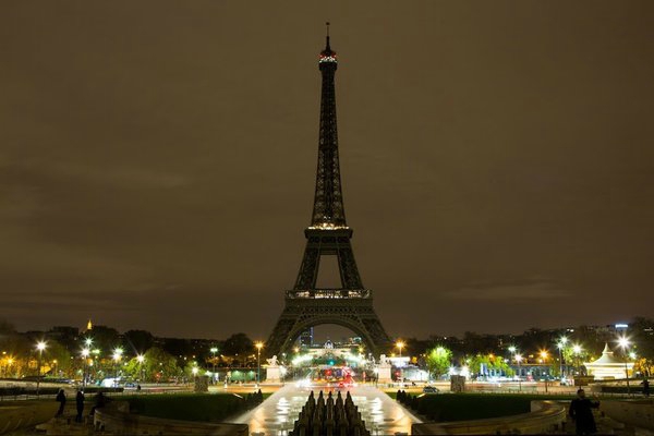 La Tour Eiffel est en deuil...