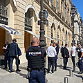 Une <b>bijouterie</b> braquée place Vendôme à Paris : un policier renversé, un suspect blessé par balle, trois interpellés