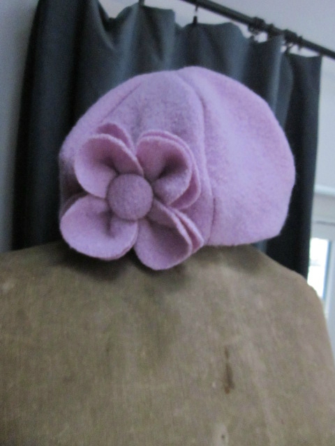 Chapeau AGATHE en laine bouillie roseparme et sa fleur assortie (1)