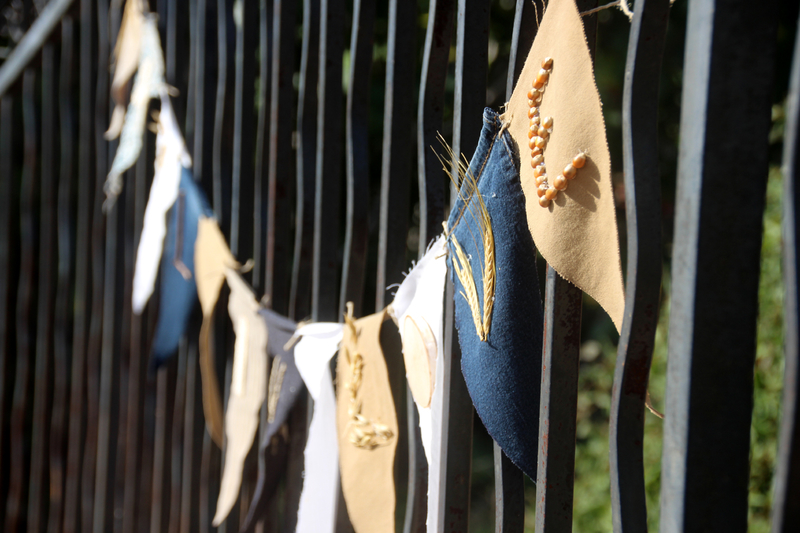 diy_garland_fall_in_love_balustrade