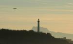 Anglet, plage de Marinella, vue sur le phare de Biarritz et avion, décembre (64)