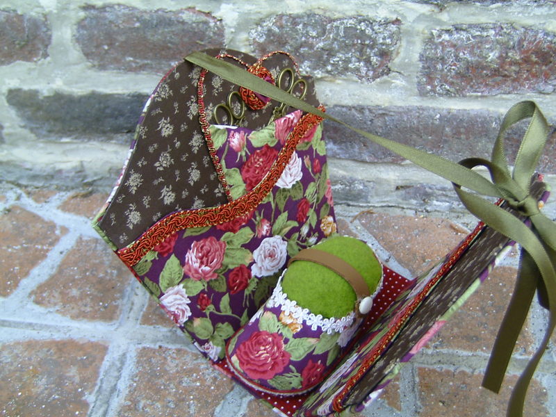 pochette avec chausson et porte ciseaux