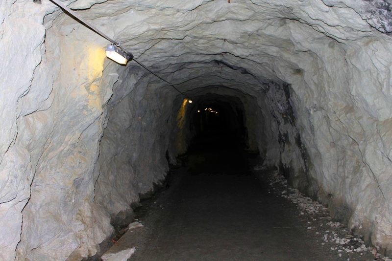tunnel creusé dans la roche