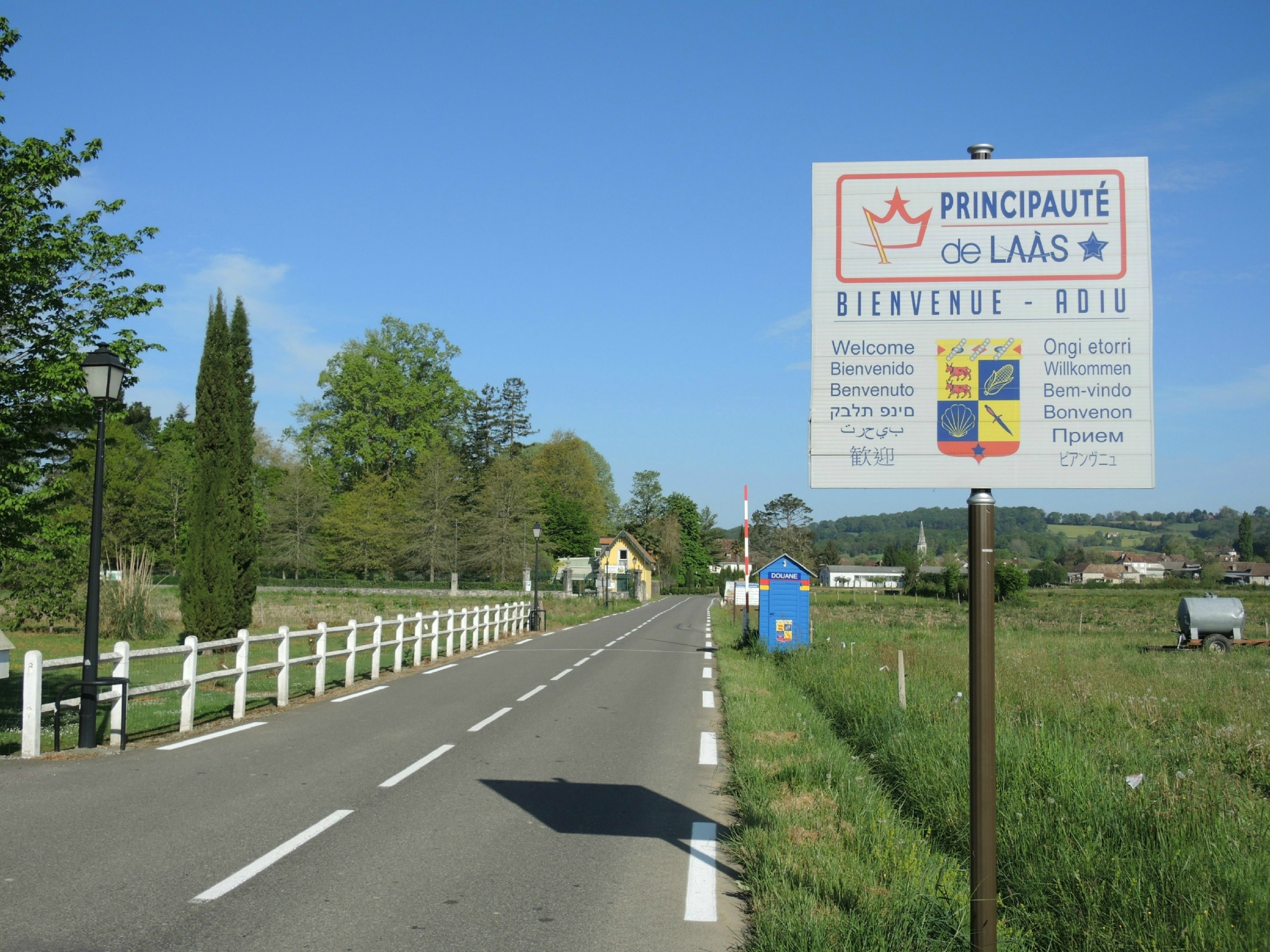 Laàs, entrée du village (64)