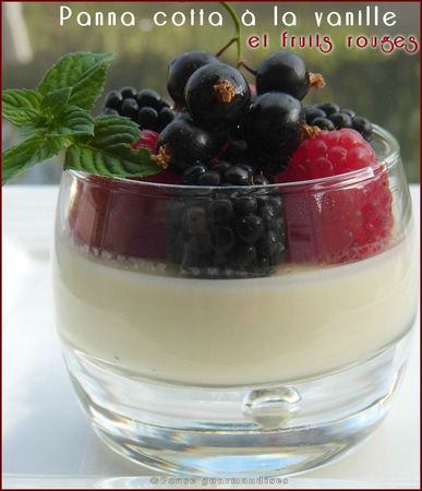 Panna cotta à la vanille et aux fruits rouges