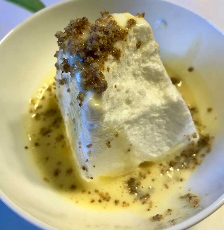 oeuf à la neige - crème anglaise - sirop d'érable - noix de pécan -