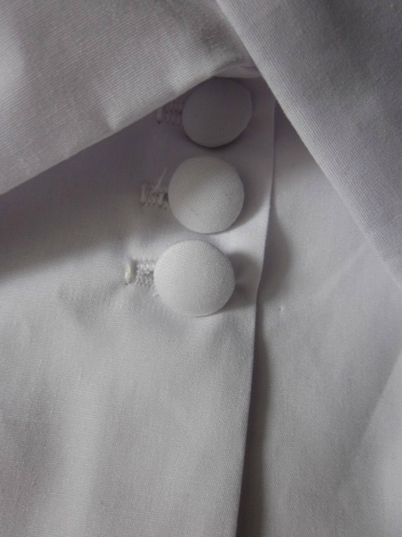La tenue d'Antonine pour le mariage de sa grande soeur - veste BLANCHE en coton blanc fermée par 3 petits boutons recouverts blancs - taille 34(26)