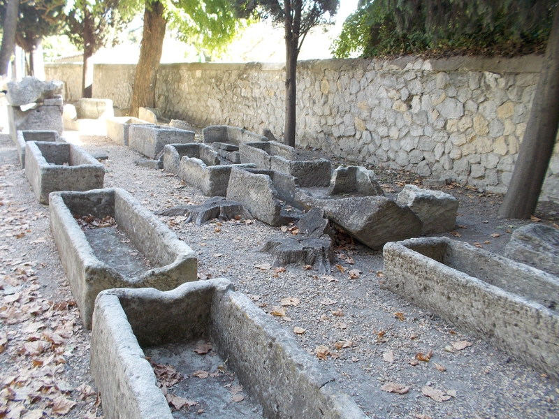 Nécropole des Alyscamps à Arles, cl. A. Lazaro