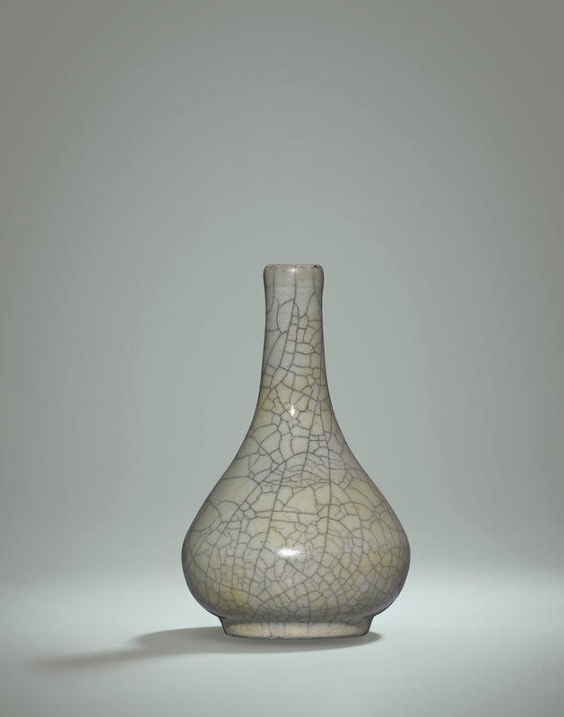 A very rare small Ge bottle vase, Song dynasty (960-1279) or later