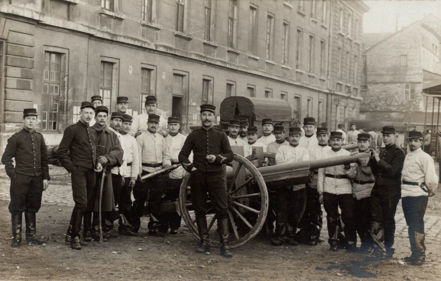 Rouen, caserne Jeanne d'Arc, artilleurs du 43e RAC et leur pièce de 75 (carte-photo coll. Verney-gandeguerre)