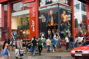 05_Levis_outlet_in_Brigade_road