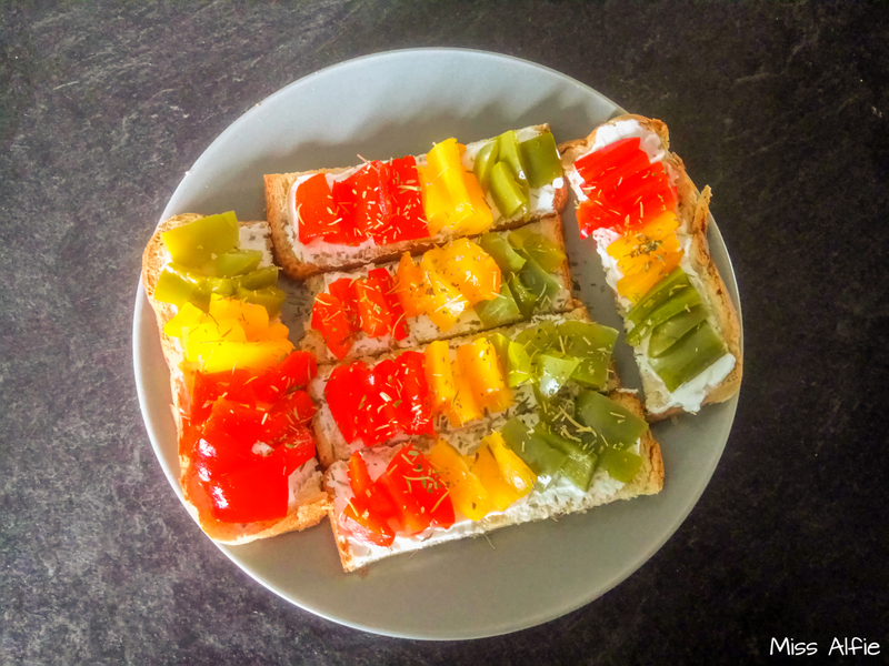 Toast de chèvre frais et trois poivrons