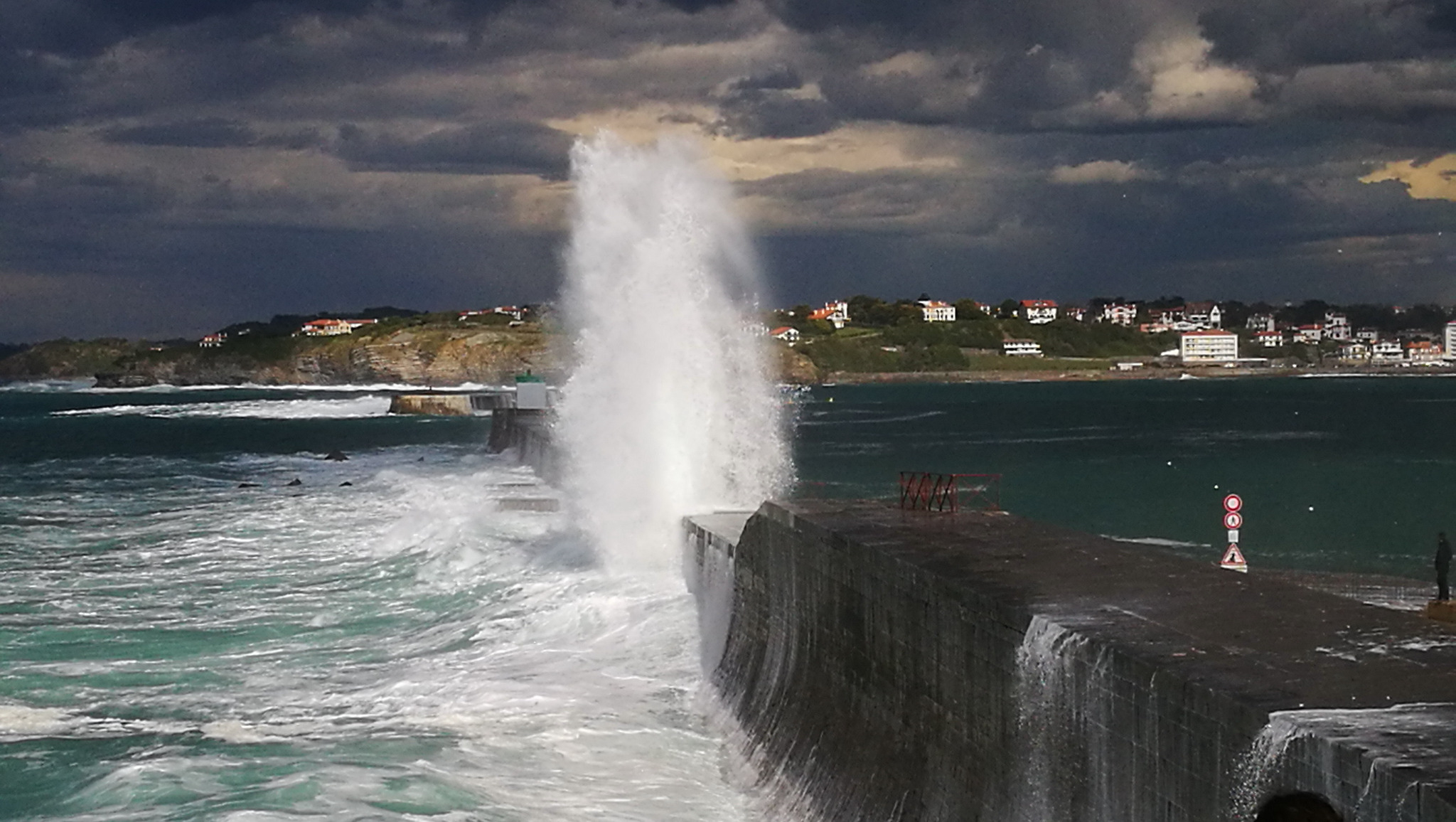 Socoa, la digue, vague 2, haut (64)