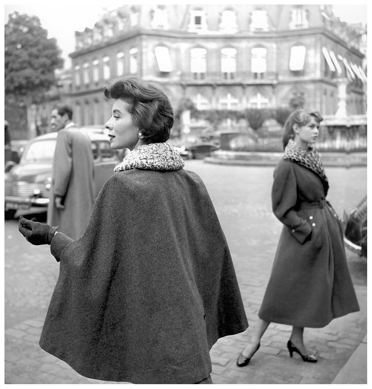 1954-mode-ELLE_sitting-paris-par_georges_dambier-place_francois_Ier-BB_et_Bettina-010-1