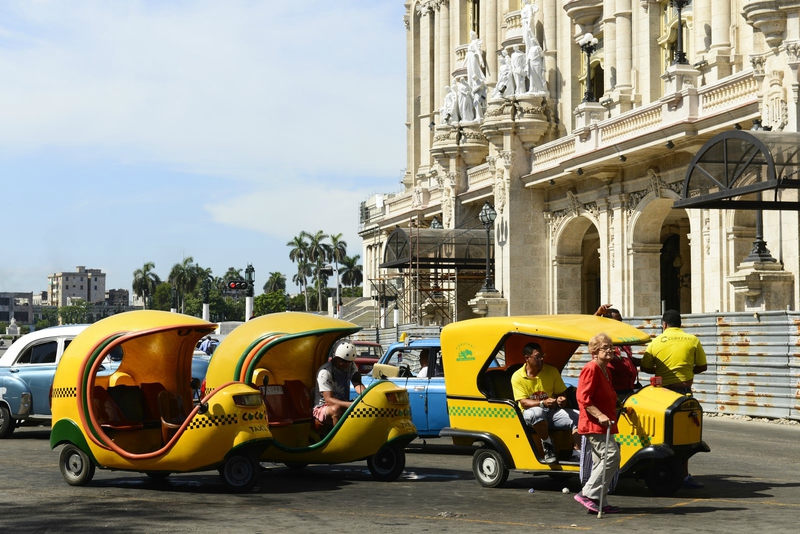 La Havane, coco-taxis.