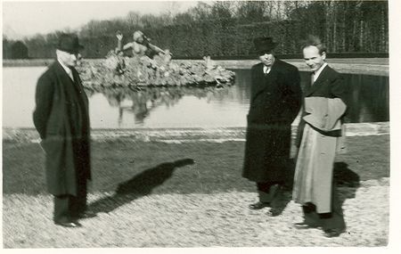 Robert_Schuman__Jean_de_Pange_et_le_professeur_Ewig_dans_les_jardins_du_ch_teau_de_Champs_sur_Marne__21_mars_1948_Collection_particuli_re