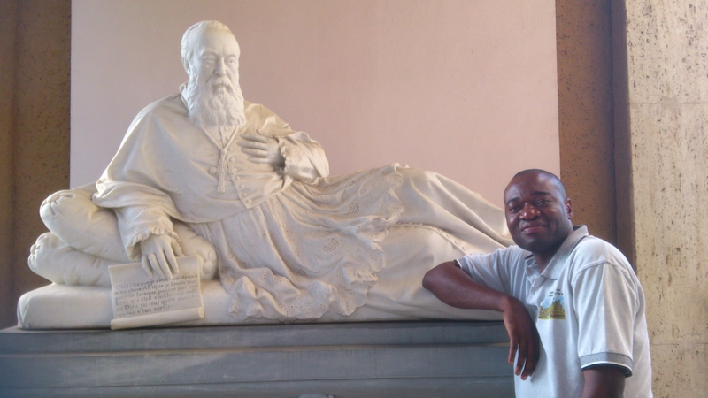 A la maison généralice, Rome, devant la statue de notre fondateur, Cardinal Lavigerie, 19 juin 2015 (1)