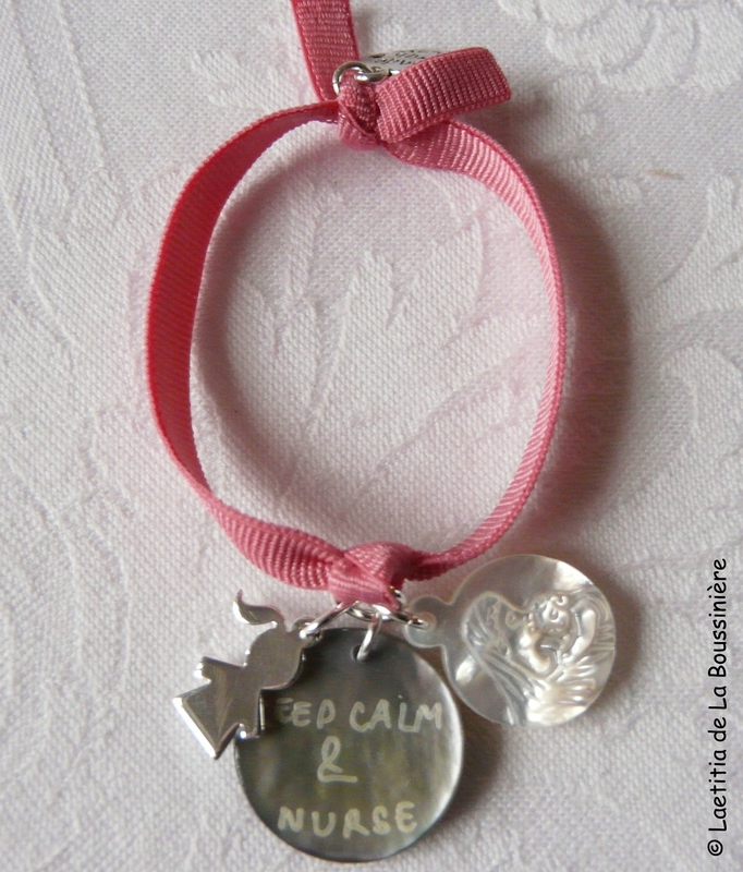 Bracelet d'allaitement sur ruban élastique rose, breloque fillette en argent massif, médaille en nacre gravée anthracite et médaille de Vierge à l'Enfant en nacre