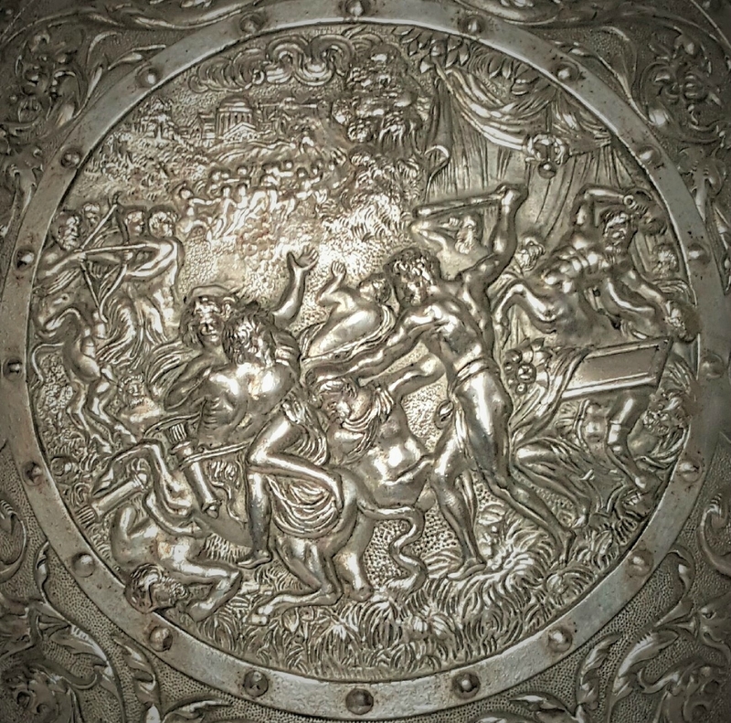 bas relief centaures médaillon