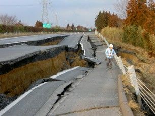 japan_earthquake_damaged_road