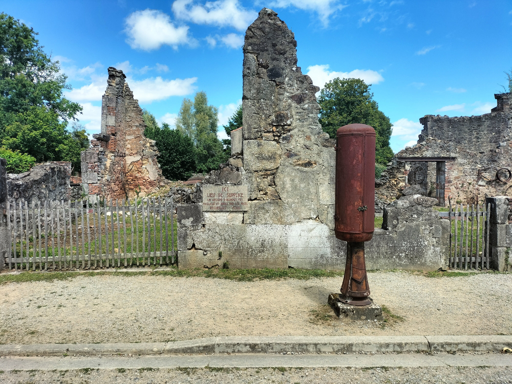 Oradour-sur-Glane, village martyr, pompe et ruines (87)