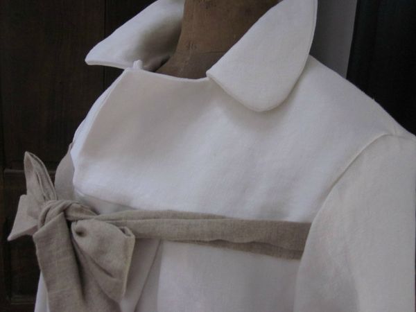Manteau de lin épais et dense blanc noué d'un lien de lin brut sur le devant (17)