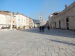 Hvar, la place de l'église 130217